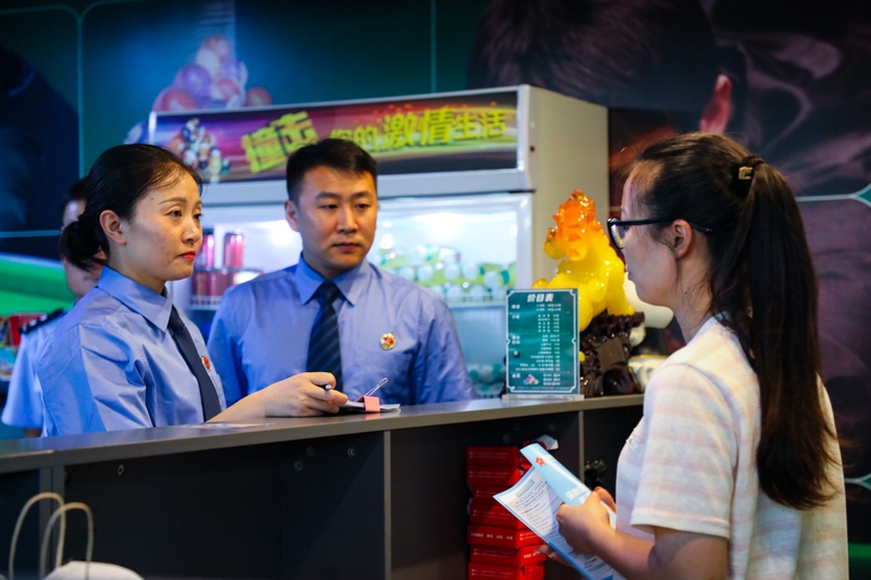 督察組檢察干警正在核實酒店入住情況。