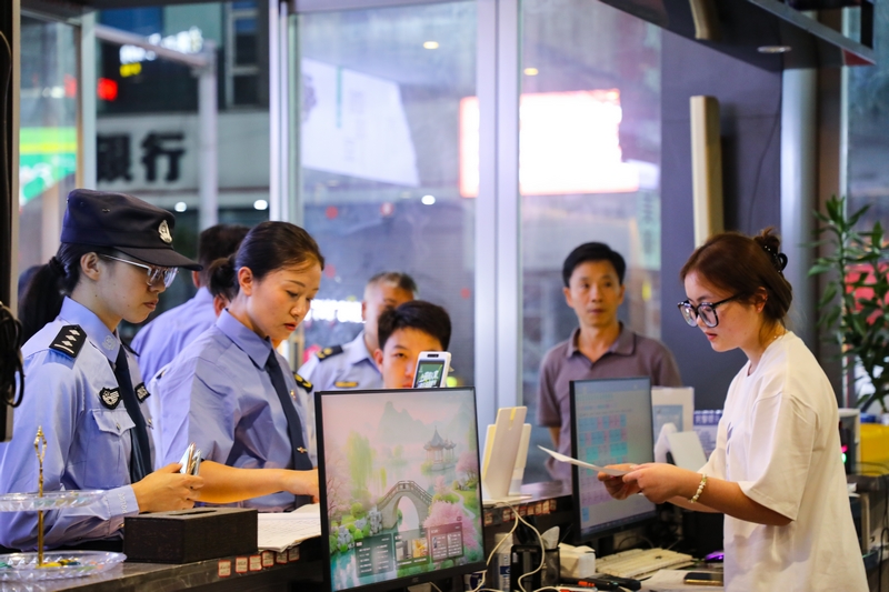 督察組正在向酒店工作人員發放宣傳資料。