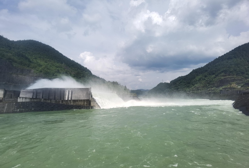 三板溪水庫開閘泄洪。楊丹丹攝