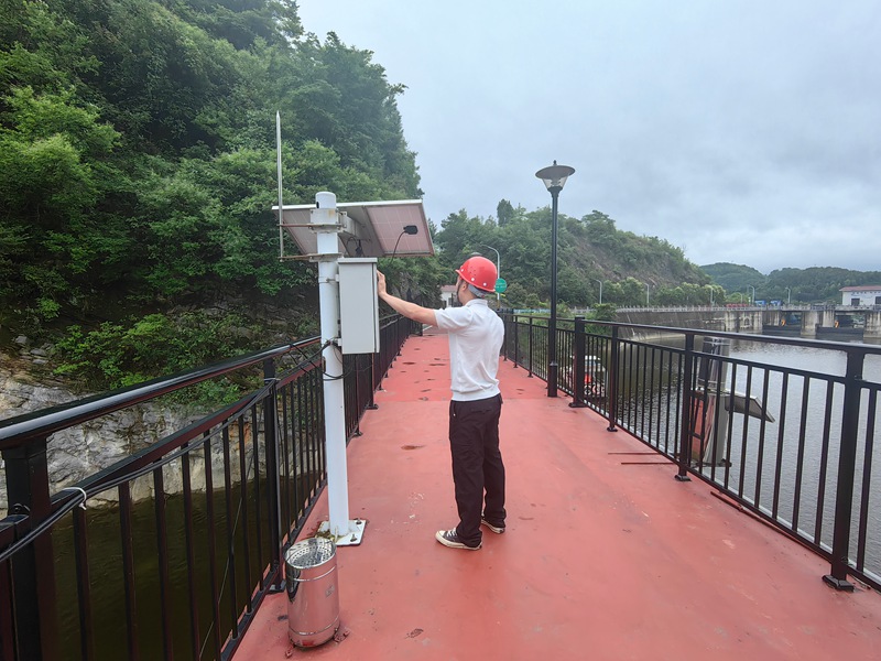 工作人員查看雨量站工作情況。吳云航攝