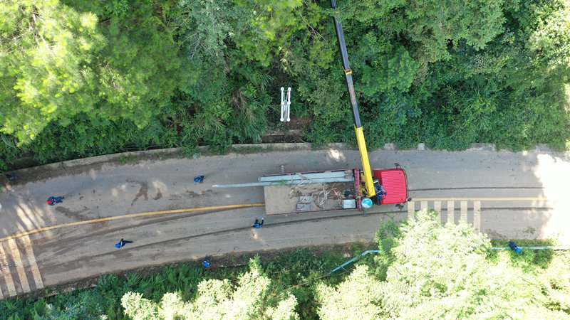 立桿塔。陳炎攝