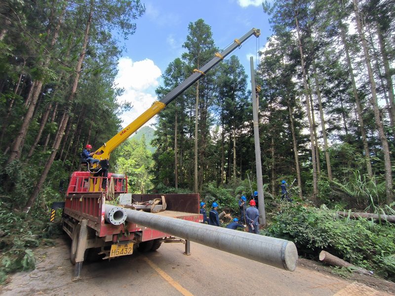 立桿塔。陳炎攝