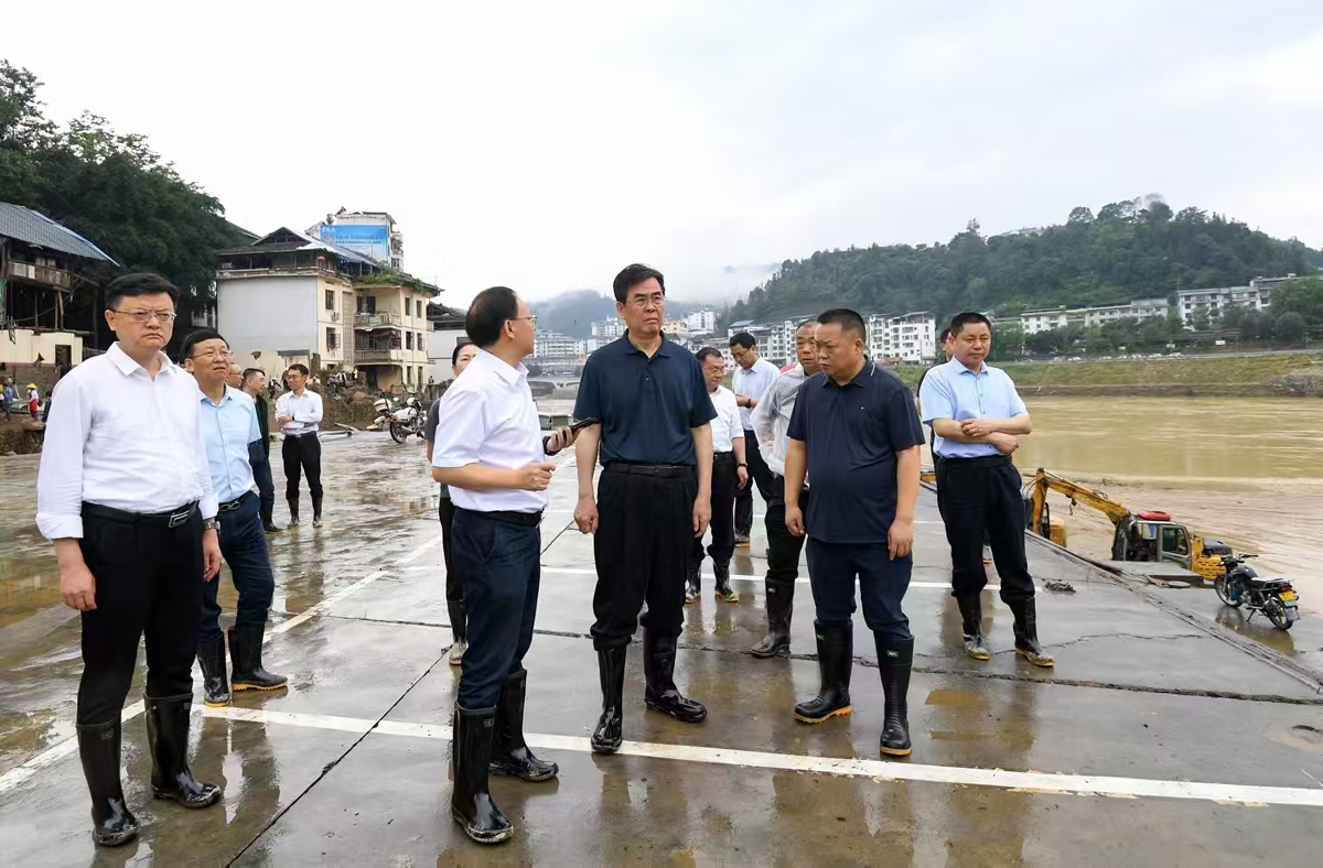 圖為李炳軍在從江縣江西農貿市場實地察看受災情況及災后工作進展。