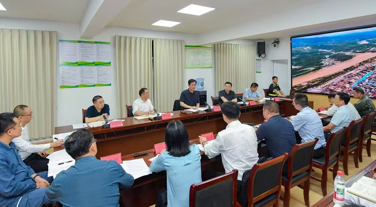 圖為李炳軍在榕江縣主持召開會議。