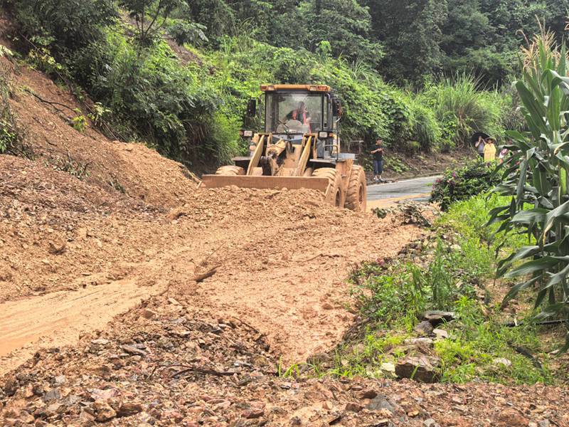 圖為貴州省交通運輸廳組織開展榕江縣災毀公路搶險搶通作業現場。