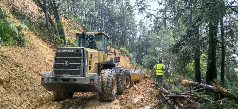 圖為貴州省交通運輸廳組織開展榕江縣災毀公路搶險搶通作業現場。