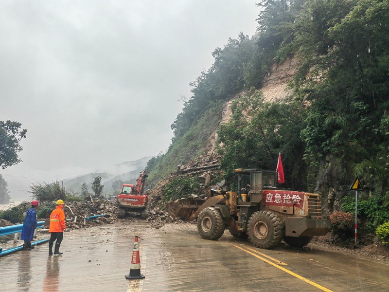 圖為貴州省交通運輸廳組織開展榕江縣災毀公路搶險搶通作業現場。