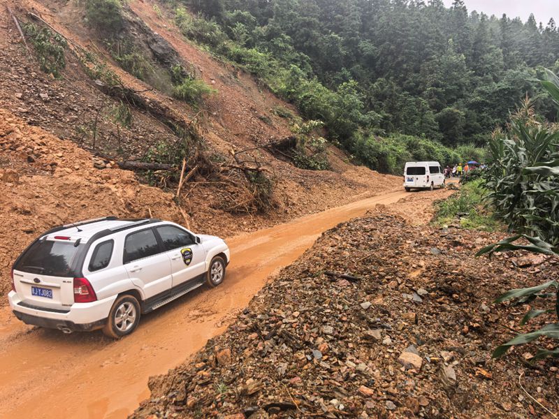 4 圖為貴州省交通運輸廳組織開展榕江縣災毀公路搶險搶通作業現場。