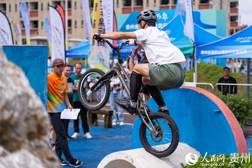 2025年貴州省高校山地自行車錦標賽現場。人民網記者 涂敏攝