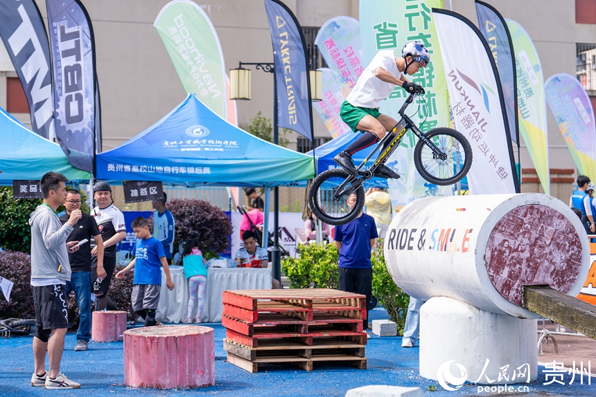 2025年貴州省高校山地自行車錦標賽現場。人民網記者 涂敏攝