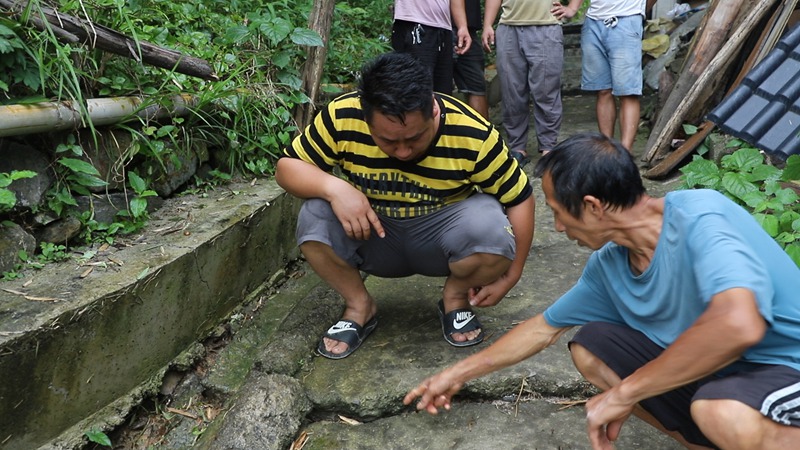 查看裂縫情況。