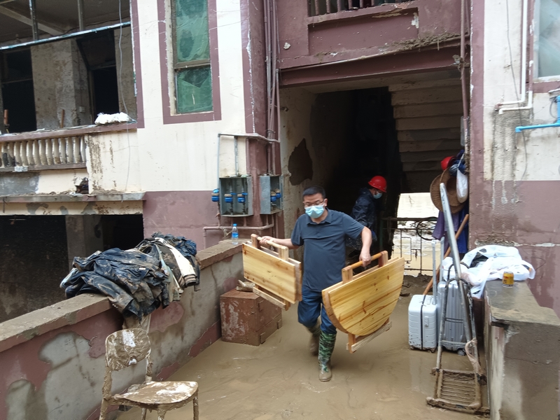 從江縣局黨委書記、局長石明信應退休干部求助幫助轉運物資及時撤離。