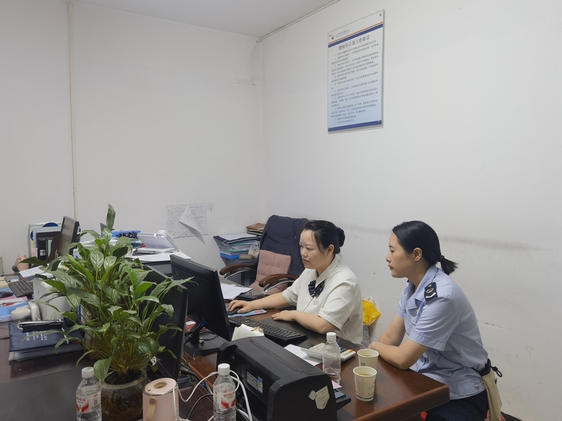 縣局年輕干部喻琴迅速趕往受災(zāi)企業(yè)輔導(dǎo)涉稅報(bào)損。