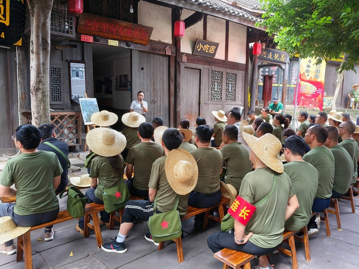 隊員們聆聽紅色故事。習水縣融媒體中心供圖.jpg
