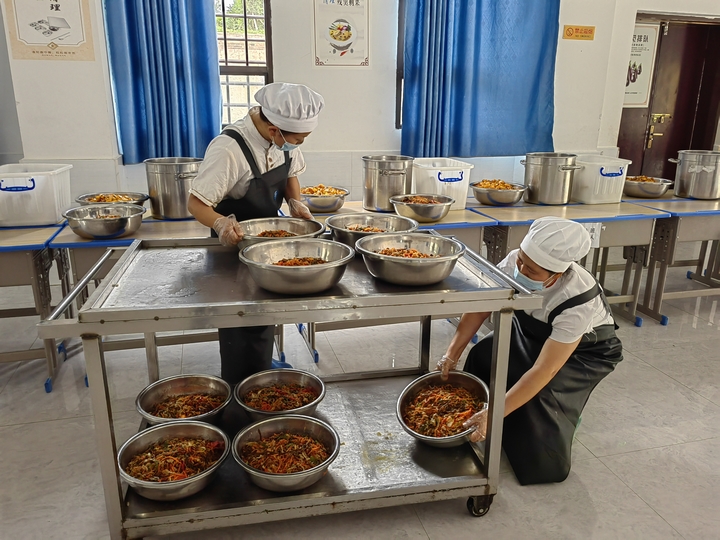 赫章三中食堂人員在為學生備菜。王永勝 攝.jpg
