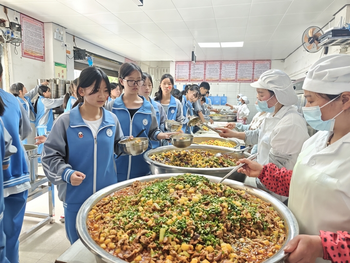 赫章縣水塘堡鄉(xiāng)田壩中學學生排隊打飯菜。張雪  攝.jpg