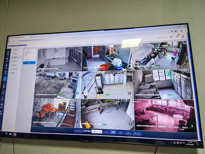 在赫章縣教育局營養(yǎng)餐管理中心，可隨時在監(jiān)控查看全縣各學校營養(yǎng)餐情況。王永勝 攝.jpg