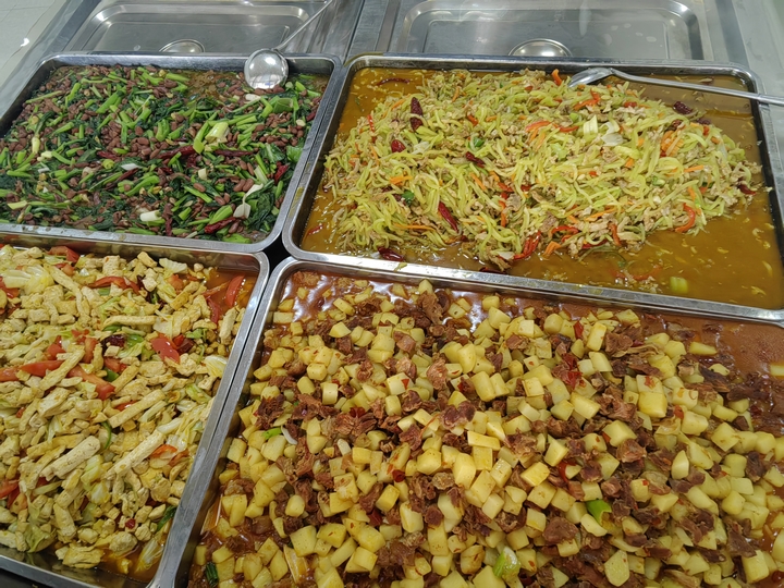 赫章縣學生營養(yǎng)餐配菜。王永勝 攝.jpg