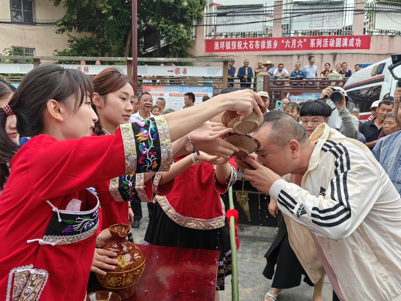 攔門酒。王艷攝