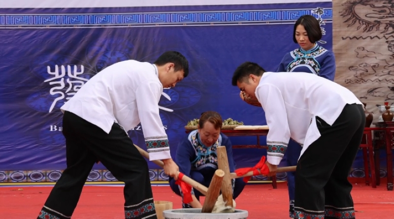 現(xiàn)場打糍粑。王艷攝