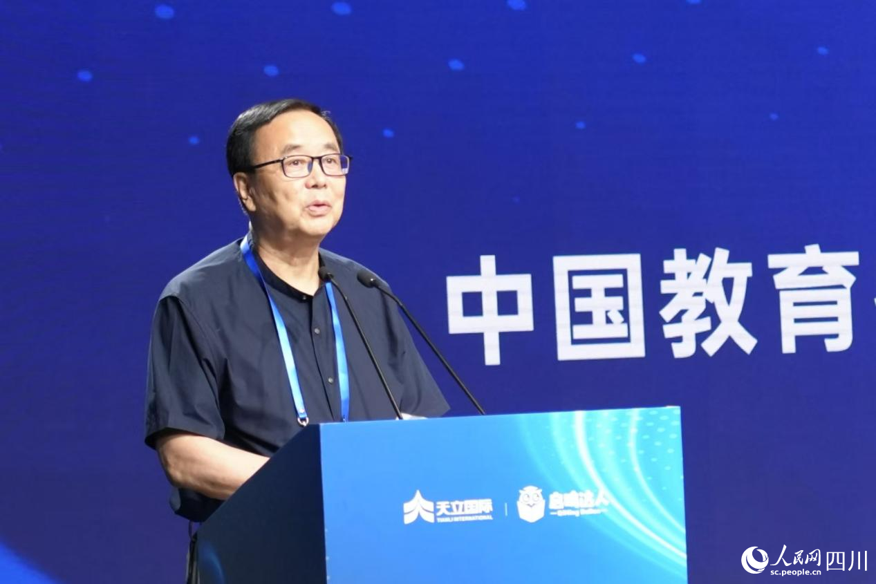 中國教育技術協會監事長、教育數字人推進工作組組長張少剛發言。人民網記者 郭瑩攝