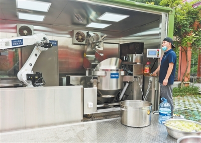6月30日，可移動(dòng)廚房在準(zhǔn)備晚餐。