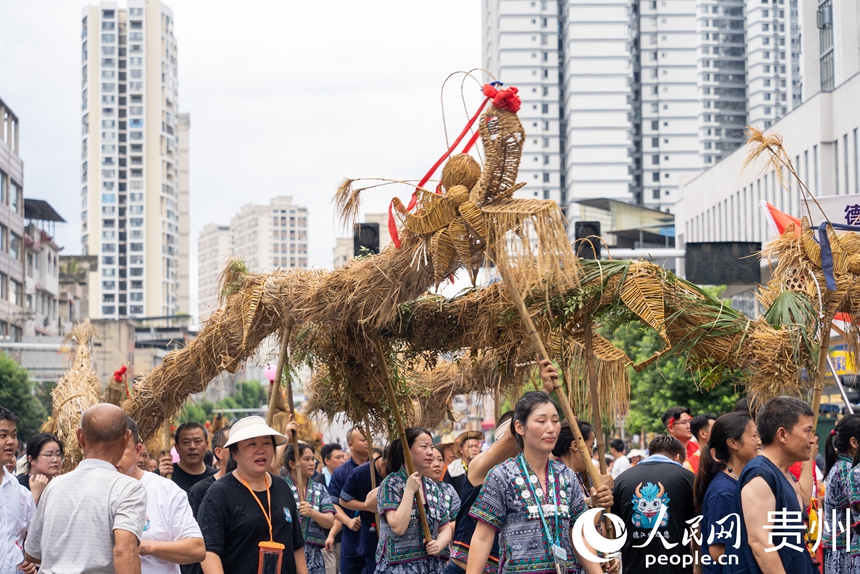 參加2025德江“水龍節”的草龍。人民網記者 涂敏攝