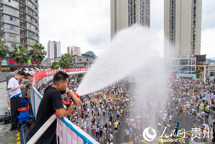 2025德江“水龍節”活動現場，工作人員為參加活動的市民游客灑水助興。人民網記者 涂敏攝