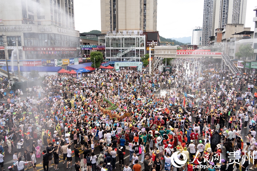 2025德江“水龍節(jié)”活動現(xiàn)場。人民網(wǎng)記者 涂敏攝