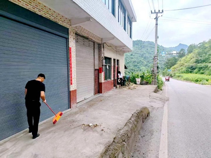 二郎鎮人居環境整治，村民清掃門前路。