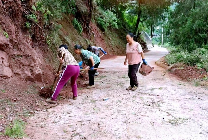 二郎鎮村民參與，整治鄉村道路環境。