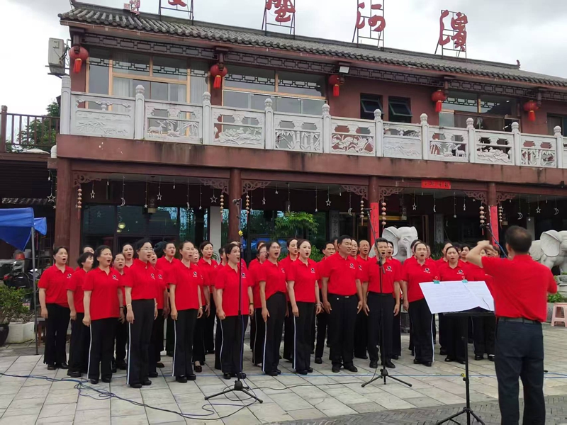 印山社區文藝宣傳隊大合唱《歌唱祖國》《和諧中國》《燈火里的中國》。