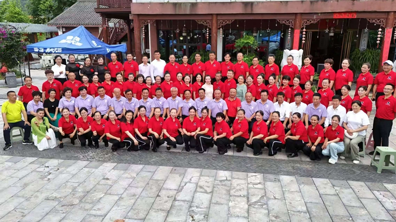 紫云印山社區(qū)文藝宣傳隊(duì)與平壩樂友群藝隊(duì)演出人員合影。