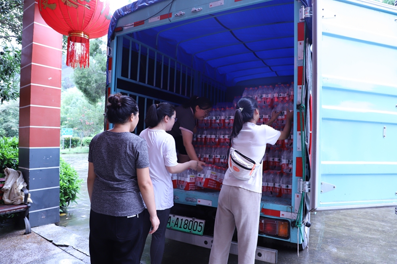 搬運(yùn)物資。