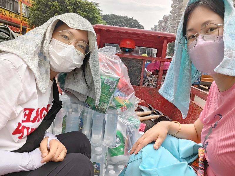 榕江縣稅務局黨員干部袁劍欣和蔣光慧利用三輪車將郊區購買的應急物資運送到單位。