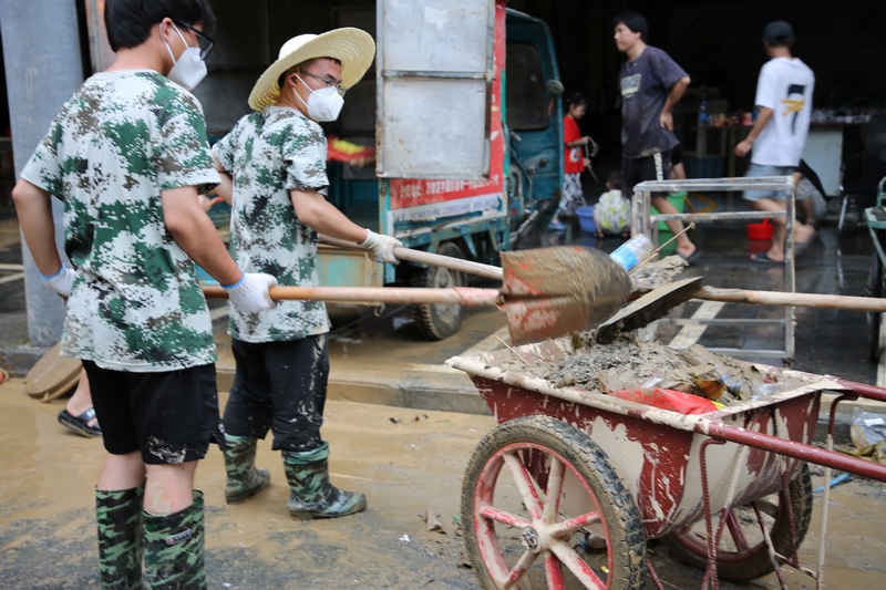 安排好駐村各項工作后，楊福兵奔赴榕江縣城參與全城災后重建，到稅務網格區進行垃圾清理和道路清洗工作。