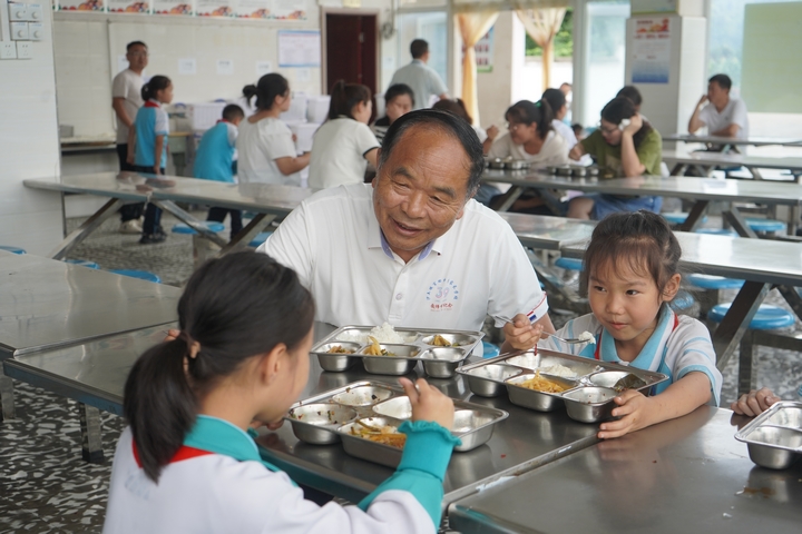 校長(zhǎng)與學(xué)生聊天。黃源匯 攝 (2).jpg