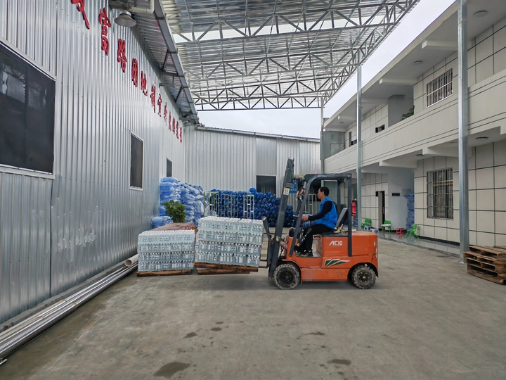 工作人員正在裝運(yùn)瓶裝水。陳昱 攝.jpg