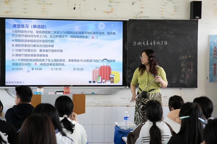 幫扶教師崔嶸上課。陳春志 攝.jpg