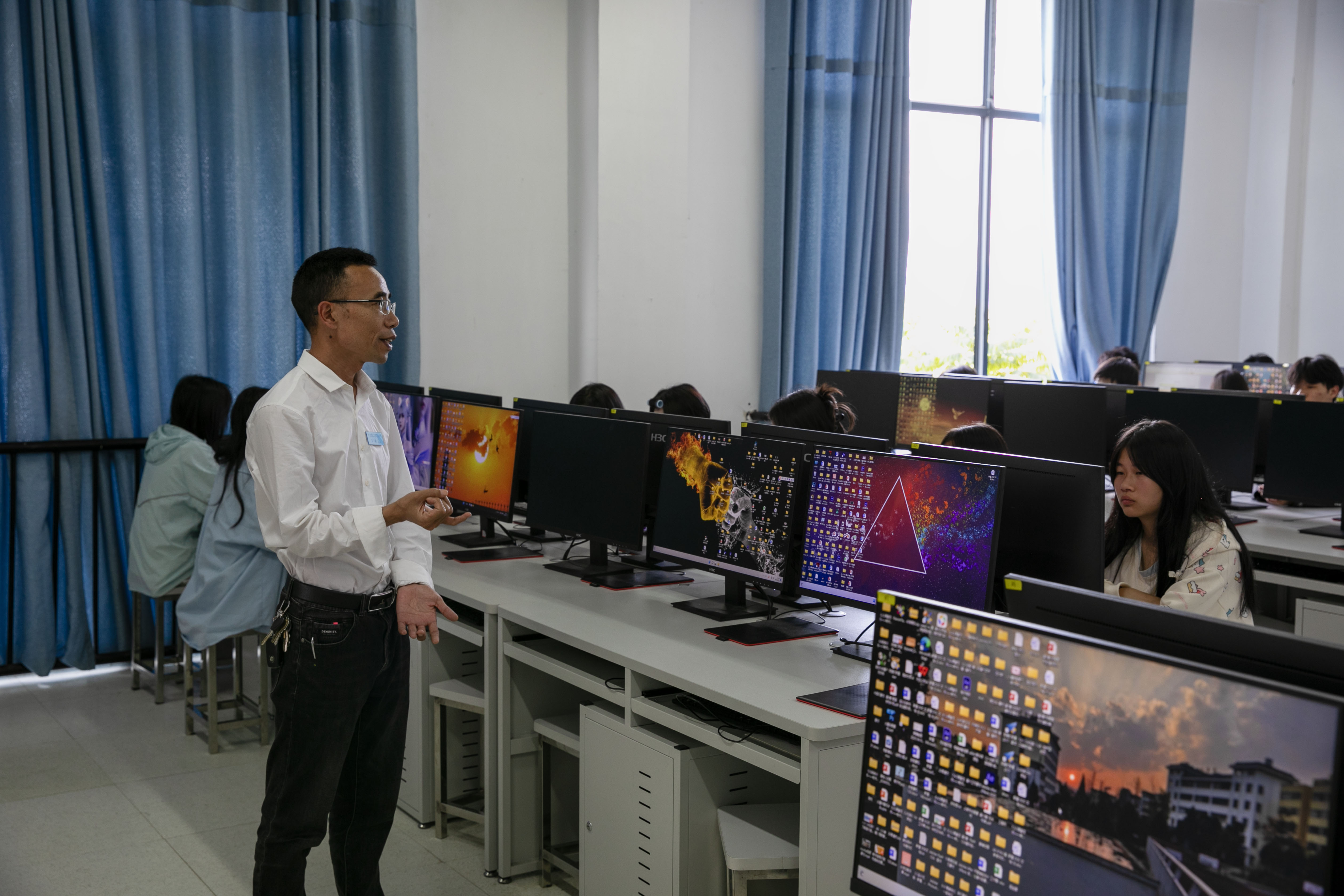 幫扶教師王狄老師上課。陳春志 攝.jpg