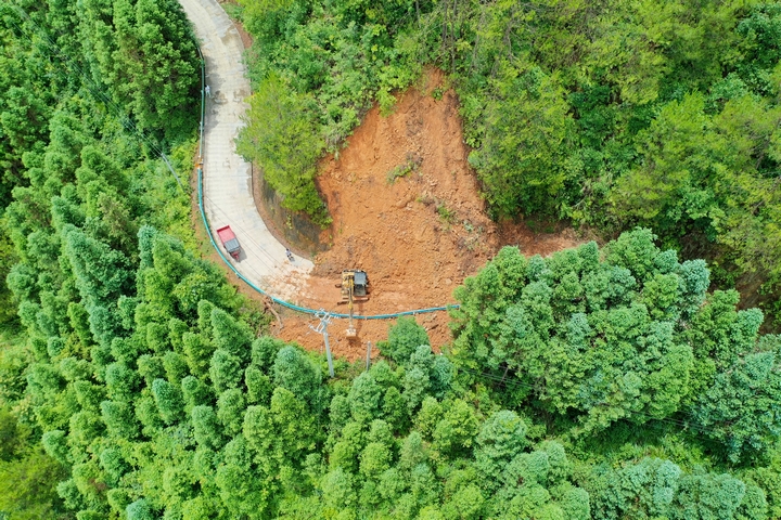南明鎮道路塌方路段。姜澤光攝