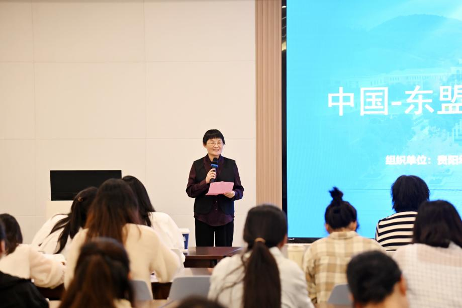 貴陽幼兒師范高等專科學校副校長潘麗芬致辭。