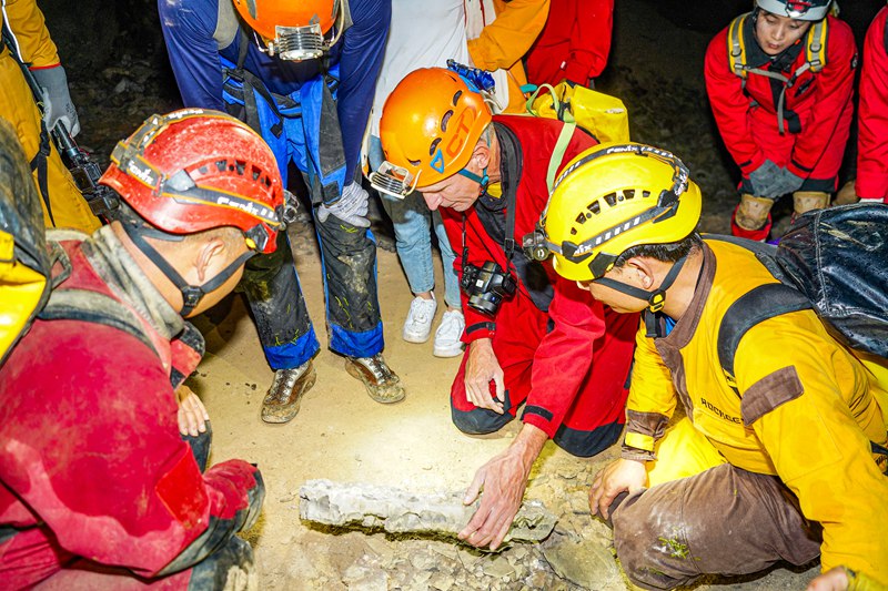 圖為科考隊(duì)勘察雙河溶洞洞穴。綏陽縣融媒體中心供圖