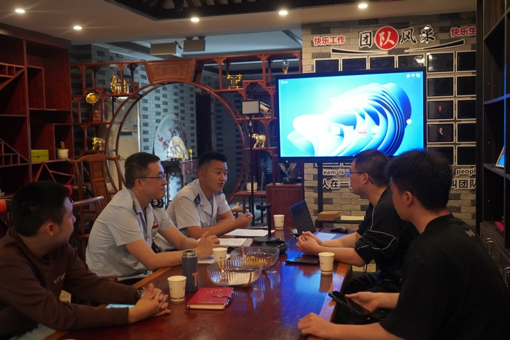 惠水縣稅務局到直播公司開展稅法宣傳，引導企業合規經營、誠信納稅。葉小銅攝