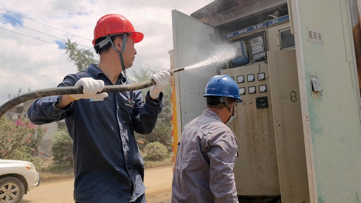 南方電網(wǎng)興義供電局支援隊(duì)以“三洗一吹一實(shí)驗(yàn)”的方式清洗修復(fù)被洪水浸泡過(guò)的配電設(shè)備。盧關(guān)文攝