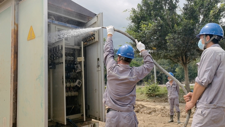 南方電網(wǎng)興義供電局支援隊(duì)以“三洗一吹一實(shí)驗(yàn)”的方式清洗修復(fù)被洪水浸泡過(guò)的配電設(shè)備。盧關(guān)文攝