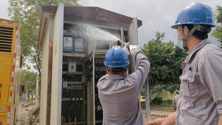 南方電網(wǎng)興義供電局支援隊(duì)以“三洗一吹一實(shí)驗(yàn)”的方式清洗修復(fù)被洪水浸泡過(guò)的配電設(shè)備。盧關(guān)文攝