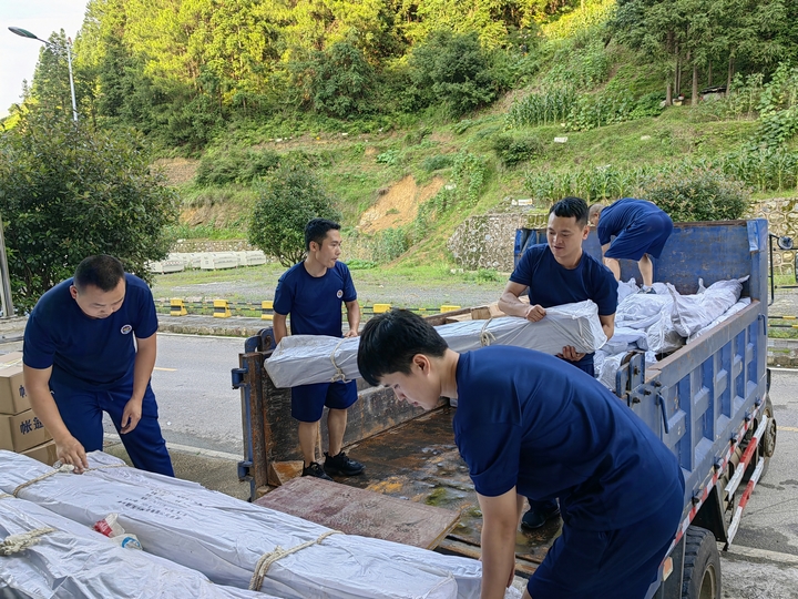 圖為,雷山縣永樂鎮(zhèn)消防救援大隊在縣應(yīng)急局物資庫搬運(yùn)應(yīng)急救援物資。金小龍 攝