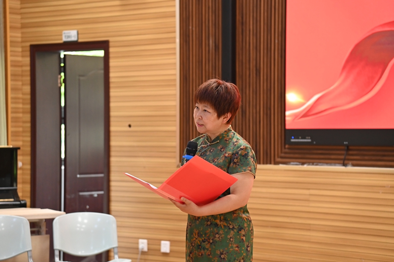 圖為翟理紅校長為實習總結會致辭。