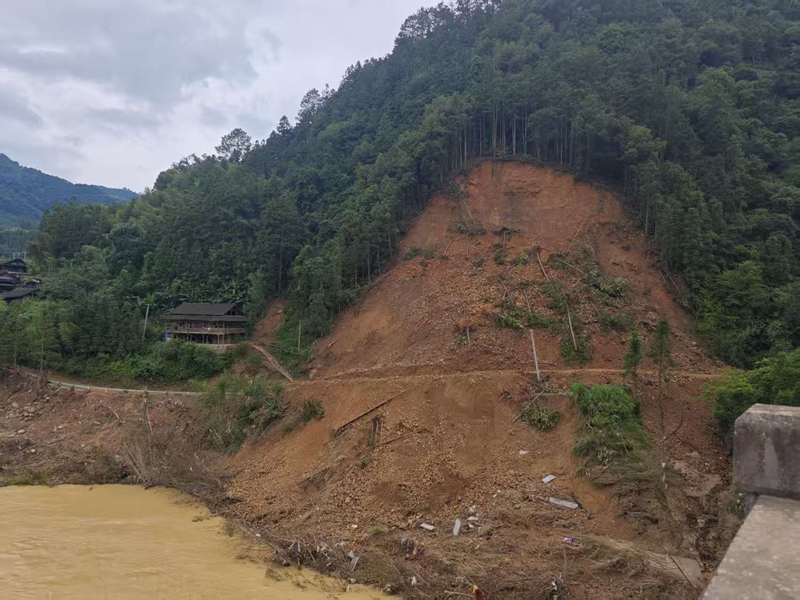 山體塌方阻斷道路。